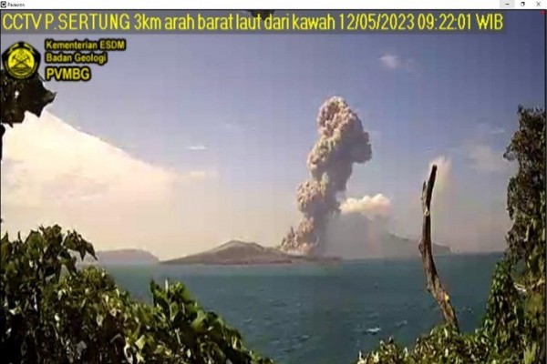 gunung-anak-krakatau-mengalami-letusan-sebanyak-3-kali-image
