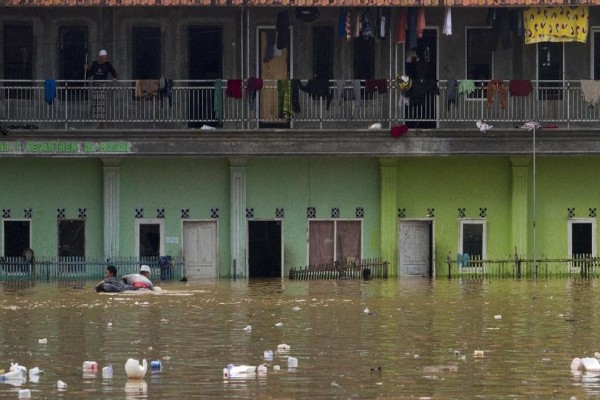 intensitas-hujan-tinngi-akibatkan-ribuan-warga-terdampak-banjir-image