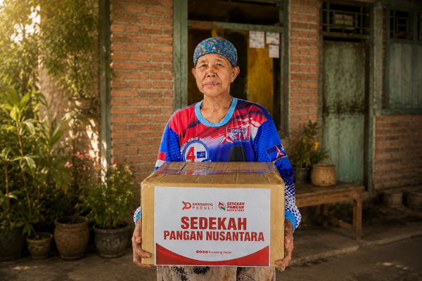 sederhana-namun-berarti-sedekah-pangan-nusantara-hadirkan-kebahagiaan-untuk-mak-ipit-di-tunggakjati-image